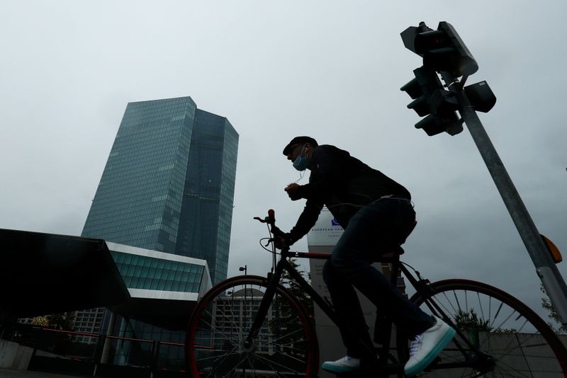 &copy; Reuters. Un uomo in bicicletta passa vicino al palazzo che ospita la Banca centrale europea a Francoforte, 8 luglio 2020