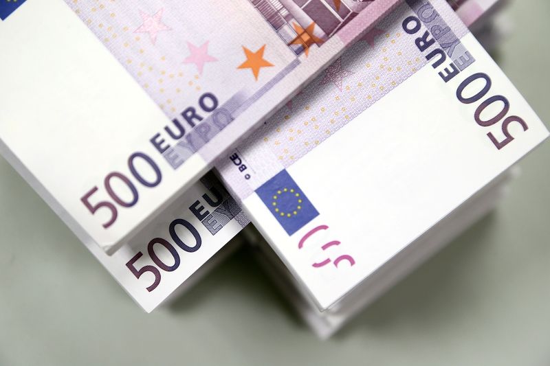 &copy; Reuters. FILE PHOTO: Euro currency bills are pictured at the Croatian National Bank in Zagreb