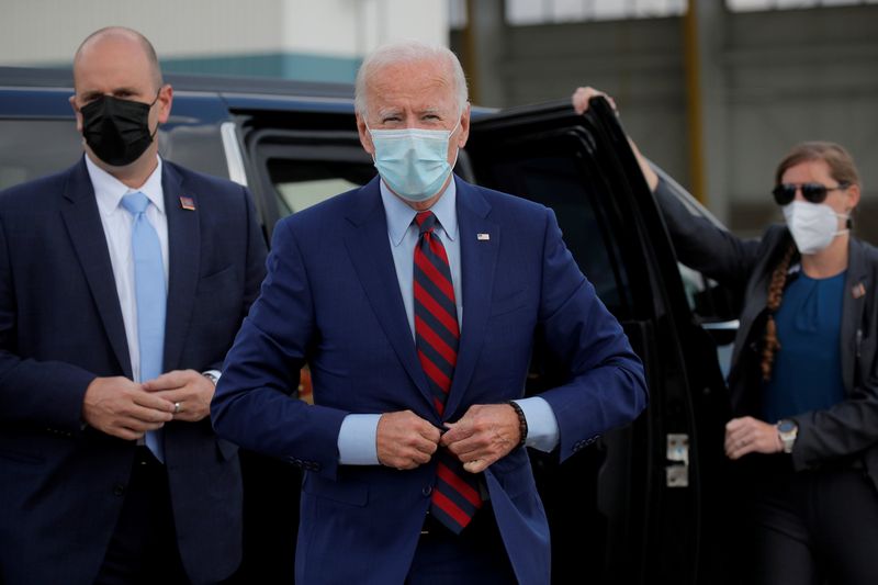 &copy; Reuters. Joe Biden embarca em avião rumo a evento de campanha em Miami do aeroporto New Castle, em Delaware