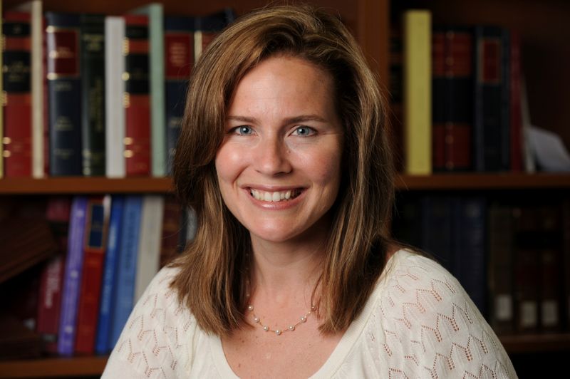 &copy; Reuters. FOTO DE ARCHIVO: La jueza Amy Coney Barrett, profesora de derecho en la Universidad de Notre Dame, posa en una fotografía sin fecha obtenida de la Universidad de Notre Dame el 19 de septiembre de 2020.