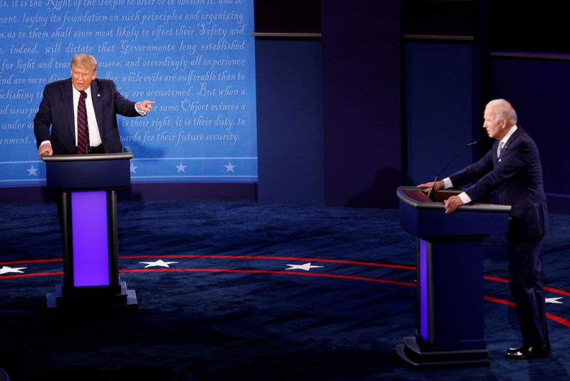 &copy; Reuters. Foto del martes del presidente Donald Trump y el candidato demócrata Joe Biden en el primer debate de cara a las elecciones de noviembre, en Cleveland