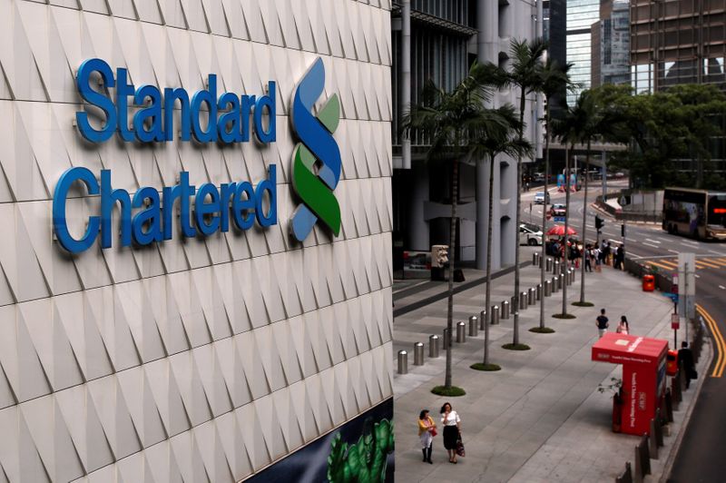 &copy; Reuters. People walk outside the main branch of Standard Chartered in Hong Kong