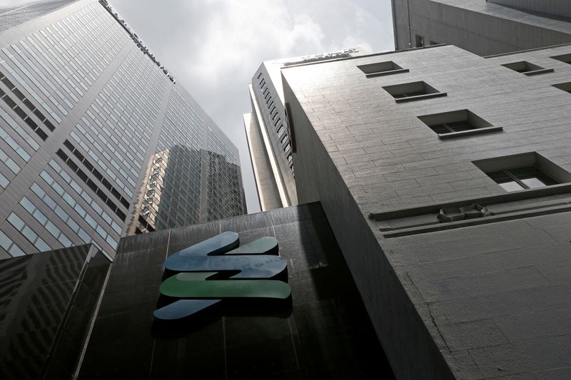 © Reuters. FILE PHOTO: A view of a Standard Chartered bank branch in Singapore