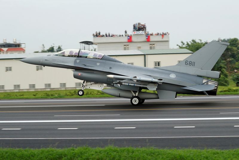 &copy; Reuters. FILE PHOTO: A ROCAF F-16V fighter jet lands on a highway used as an emergency runway during the Han Kuang military exercise simulating the China&apos;s People&apos;s Liberation Army (PLA) invading the island, in Changhua