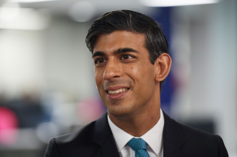 &copy; Reuters. FILE PHOTO: Britain&apos;s Chancellor of the Exchequer Rishi Sunak visits Octopus Energy, in London