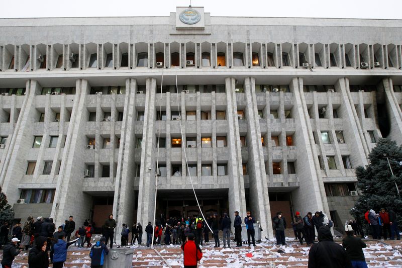 &copy; Reuters. Здание правительства Киргизии после захвата протестующими
