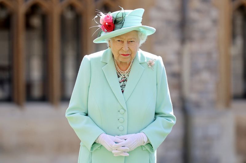 © Reuters. エリザベス女王、従来型メディアへの支持を表明