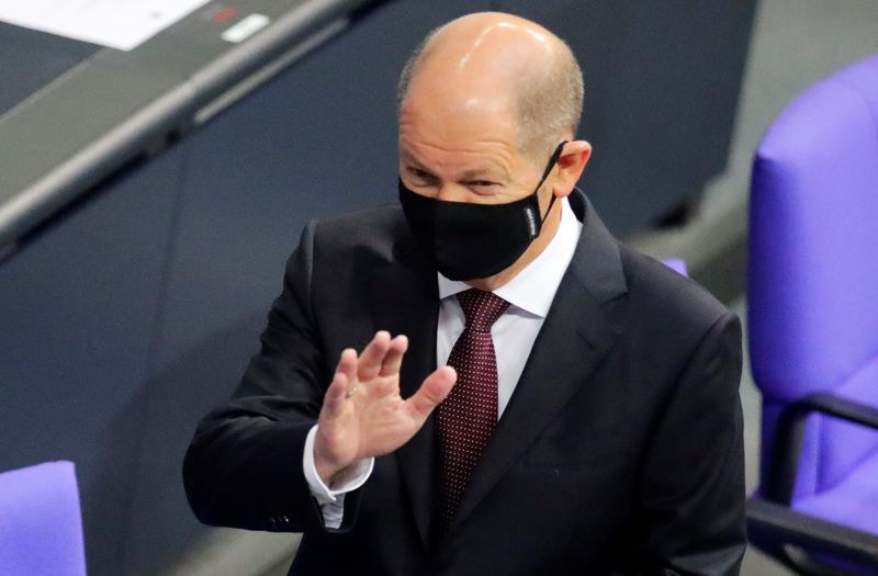 © Reuters. FILE PHOTO: German Finance Minister Olaf Scholz attends a session of the Bundestag, in Berlin