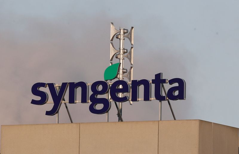 &copy; Reuters. Logo Syngenta nella sede colosso svizzero dell&apos;agro-industria a Basilea