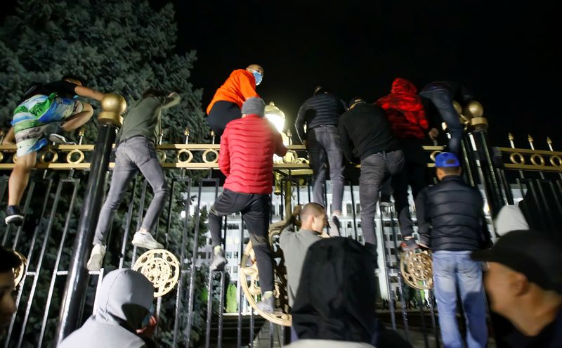 &copy; Reuters. Varios manifestantes intentan acceder a la sede del Gobierno en Bishkek, Kirguistán