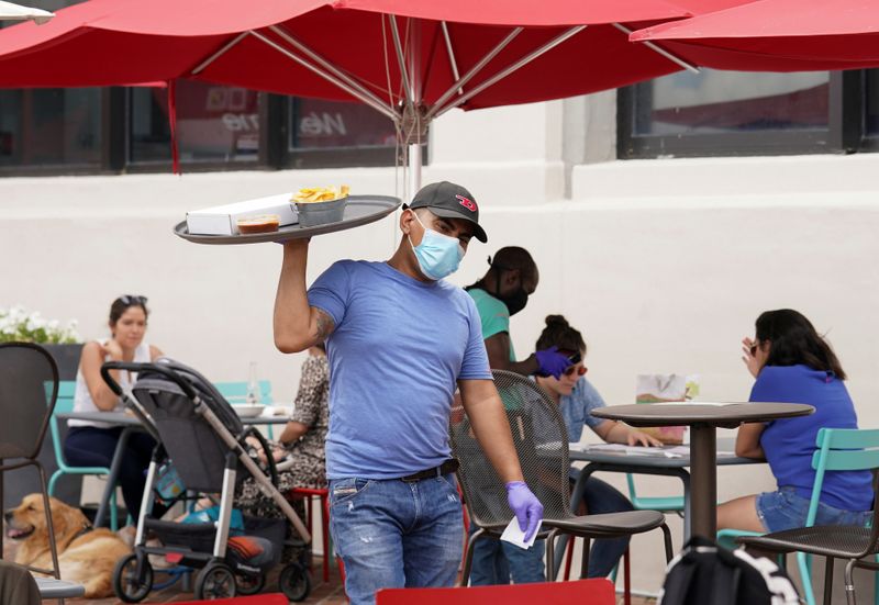 &copy; Reuters. FILE PHOTO: Restaurants serve customers outside in Northern Virginia in May