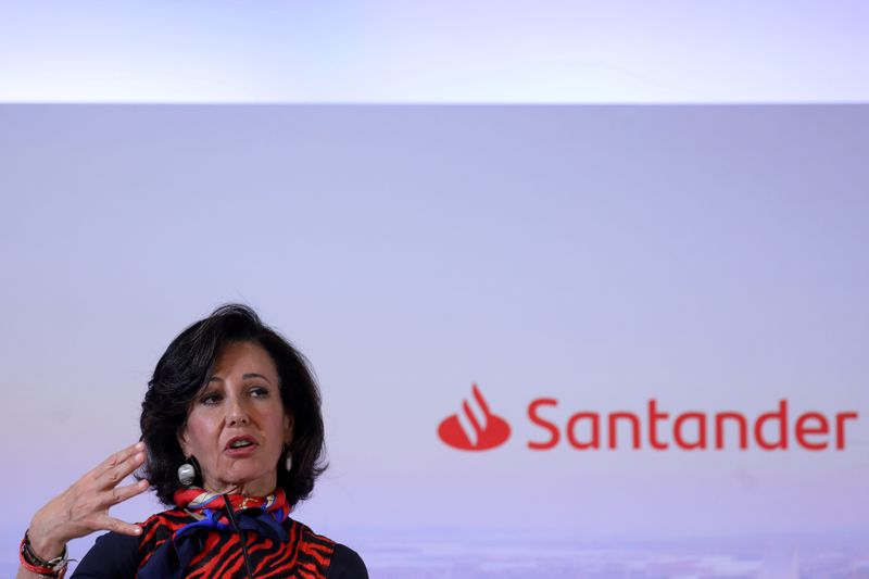&copy; Reuters. FOTO DE ARCHIVO: La presidenta del Banco Santander, Ana Botín, durante una intervención en la sede de la entidad, en Boadilla del Monte, Madrid