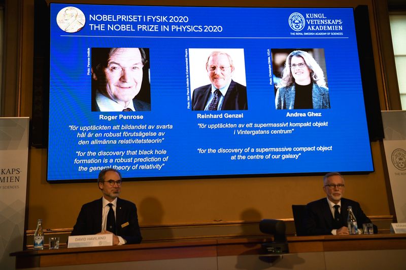 &copy; Reuters. David Haviland, membro do comitê do Prêmio Nobel de Física, e o secretário-geral da Real Academia Sueca de Ciências, Goran K Hansson, anunciam vencedores do Prêmio Nobel de Física de 2020 em Estocolmo