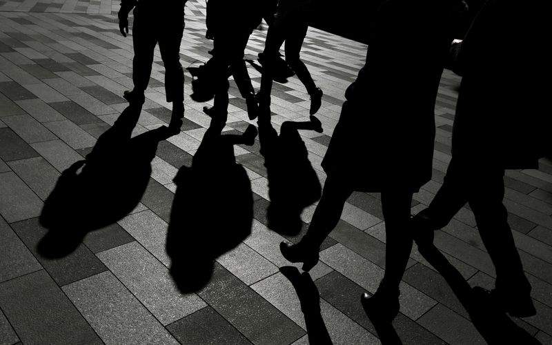 &copy; Reuters. FILE PHOTO: Workers cast shadows as they stroll among the office towers Sydney&apos;s Barangaroo business district in Australia&apos;s largest city