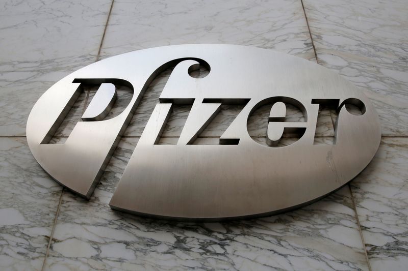 &copy; Reuters. Il logo Pfizer presso la sede centrale del gruppo a Manhattan, New York