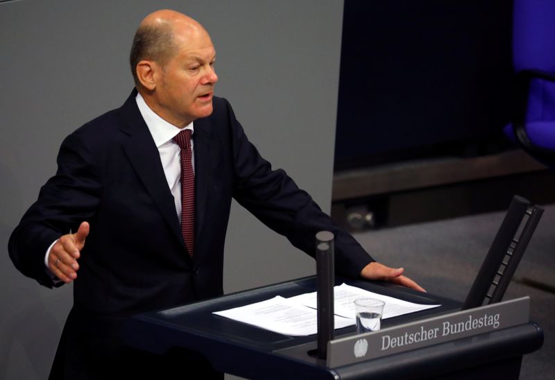 &copy; Reuters. Il ministro delle Finanze Olaf Scholz durante un intervento al Bundestag, a Berlino
