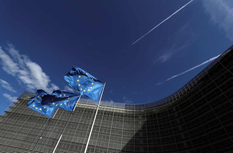 &copy; Reuters. Tre bandiere dell&apos;Unione europea sventolano davanti alla sede centrale della Commissione europea a Bruxelles