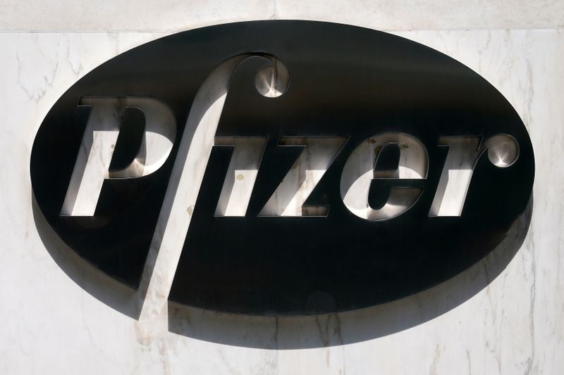 &copy; Reuters. Logo da Pfizer em Nova York