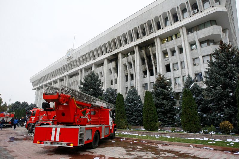 &copy; Reuters. Здание правительства Киргизии после захвата протестующими