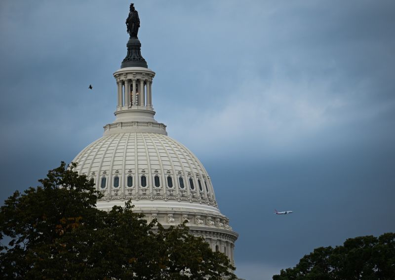 © Reuters. FOTO DE ARCHIVO:  La cúpula del edificio del Capitolio de EEUU en Washington, EEUU, el 1 de octubre de 2020