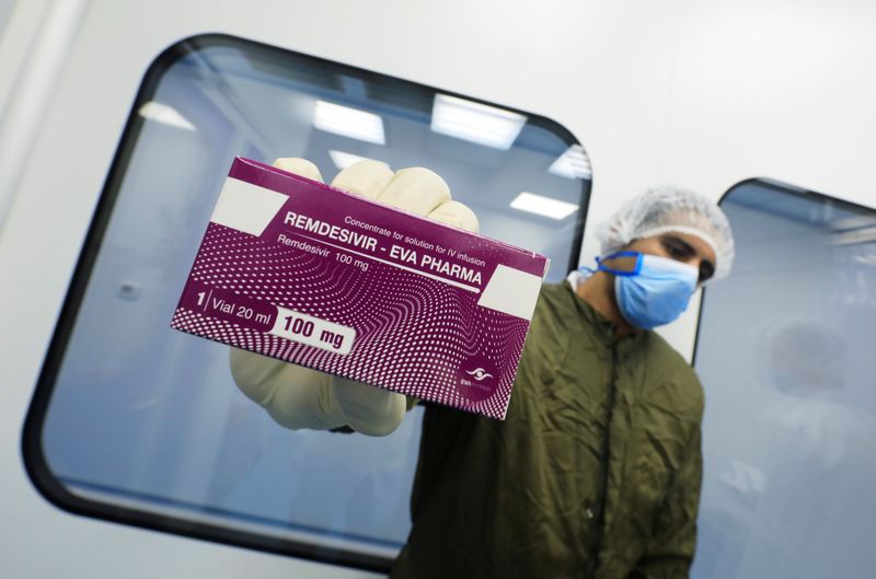 &copy; Reuters. Un operaio sanitario impugna una scatola del farmaco Remdesivir, prodotto da Gilead Sciences, a il Cairo, in Egitto