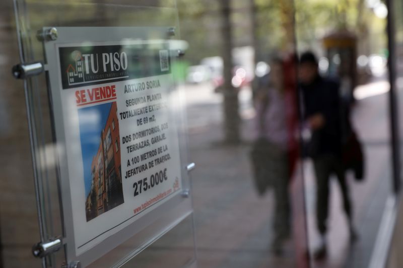 &copy; Reuters. FOTO DE ARCHIVO: Cartel de &quot;se vende&quot; en la ventana de una agencia inmobiliaria en Madrid