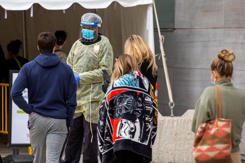 &copy; Reuters. FILE PHOTO: People wait in line at a coronavirus disease (COVID-19) testing facility in Toronto.