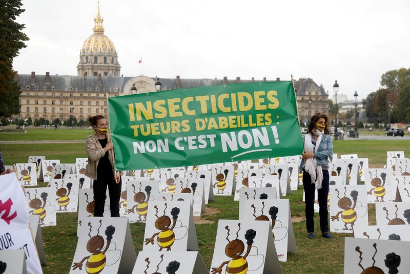 © Reuters. FILE PHOTO: Protest against government proposal to lift a ban on neonicotinoids in Paris