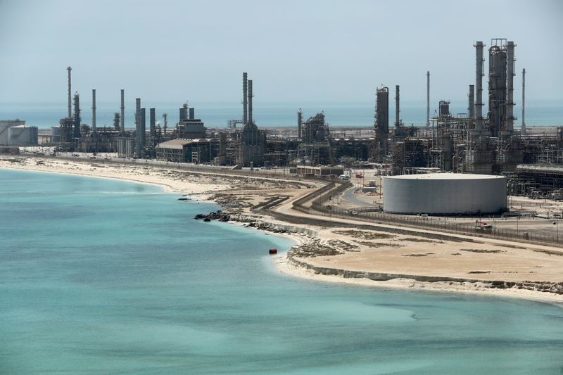 &copy; Reuters. FILE PHOTO: General view of Saudi Aramco&apos;s Ras Tanura oil refinery and oil terminal in Saudi Arabia