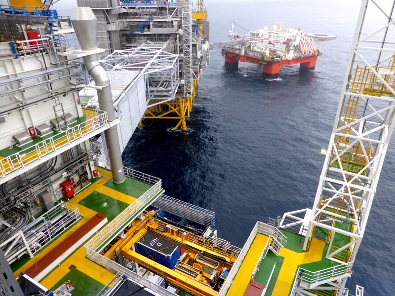 © Reuters. FILE PHOTO: A view of Equinor's oil platform in Johan Sverdrup oilfield in the North Sea, Norway