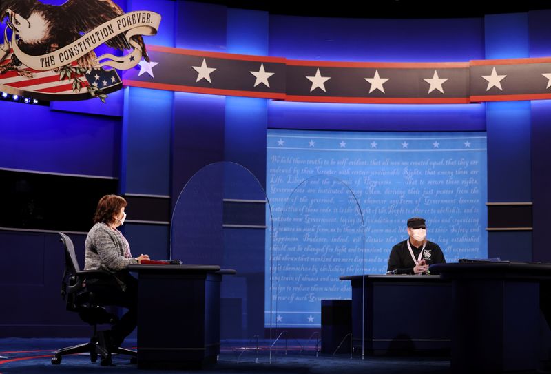 © Reuters. Plexiglass protective panels are installed onstage for the vice presidential debate in Salt Lake City
