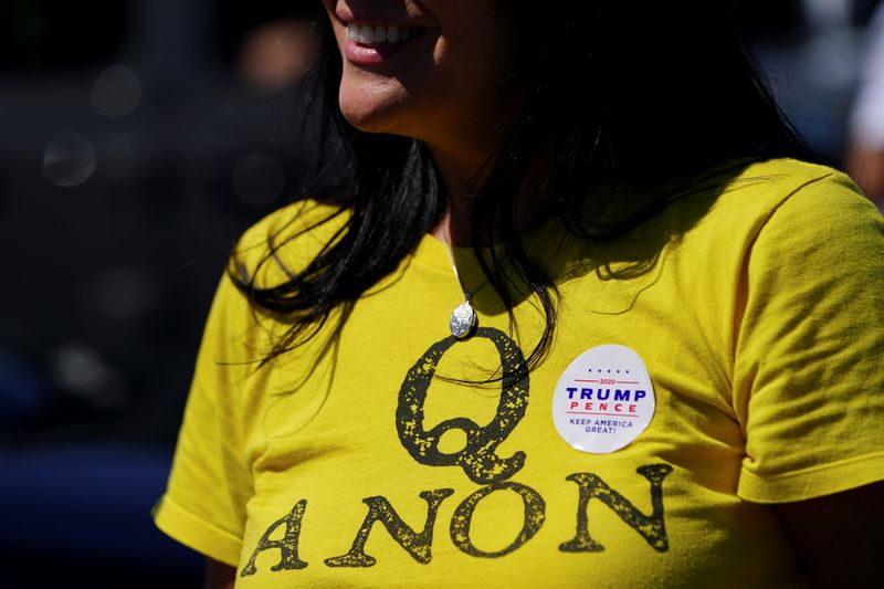 &copy; Reuters. Apoiador do presidente dos EUA, Donald Trump, com blusa do gruo QAnon