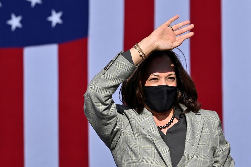 © Reuters. Democratic U.S. vice presidential nominee and Senator Kamala Harris takes part in a drive-in campaign event in Las Vegas