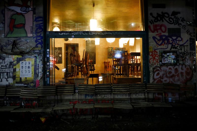 &copy; Reuters. FOTO DE ARCHIVO: Un bar cerrado en el distrito de Kreuzberg durante el brote de la enfermedad coronavirus (COVID-19) en Berlín.