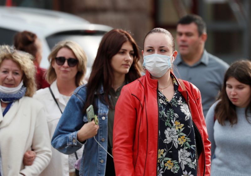 &copy; Reuters. FILE PHOTO: People walk in central Kyiv