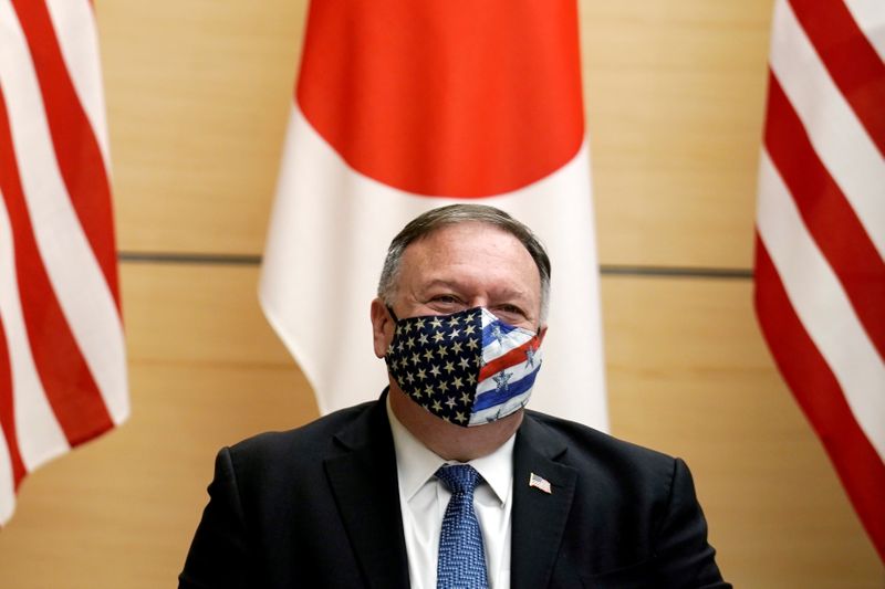 &copy; Reuters. El secretario de Estado de EEUU Mike Pompeo a la espera de reunirse con el primer ministro de Japón Yoshihide Suga (no en la foto) en la oficina del primer ministro en Tokio, Japón, el 6 de octubre de 2020