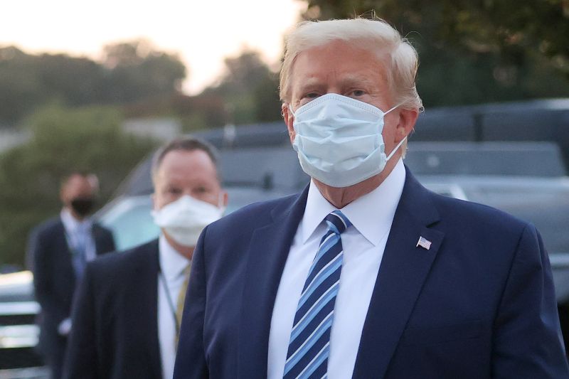 &copy; Reuters. El presidente de EEUU, Donald Trump, abandonando el hospital militar donde estuvo internado por COVID-19 en Bethesda, Maryland