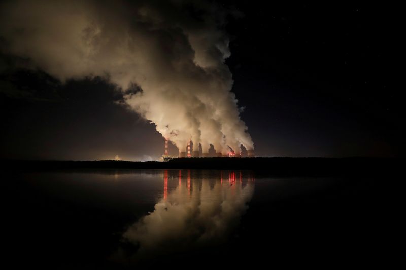 &copy; Reuters. FOTO DE ARCHIVO: Humo y vapor de la Central Eléctrica de Belchatow, la central eléctrica de carbón más grande de Europa operada por el Grupo PGE, cerca de Belchatow, Polonia, 5 de diciembre de 2018