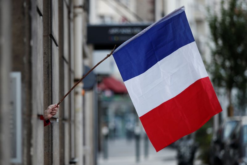 © Reuters. Флаг Франции в Париже