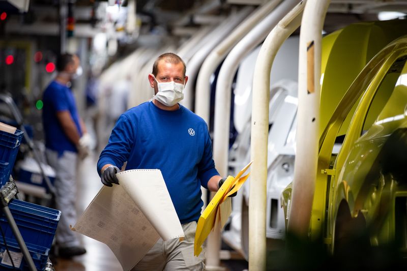 &copy; Reuters. VW re-starts Europe&apos;s largest car factory after coronavirus shutdown