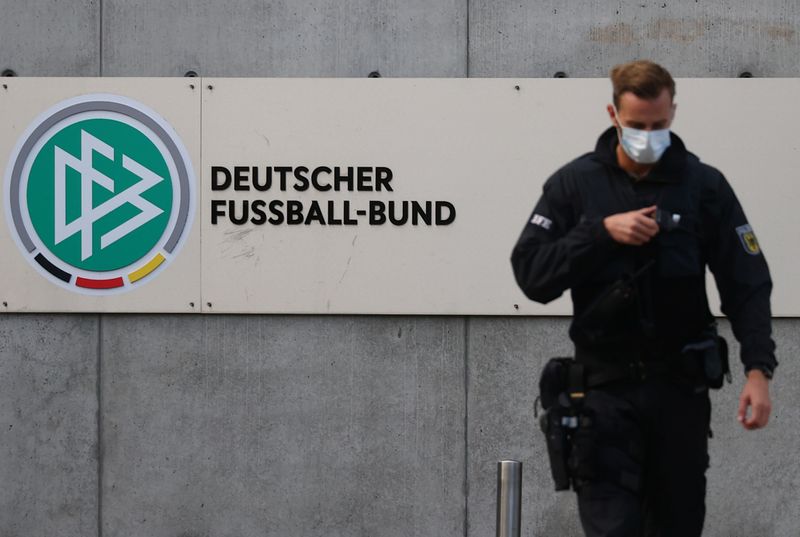 &copy; Reuters. Un policía frente a la sede de la Federación Alemana de Fútbol (DFB, por sus siglas en alemán) mientras las autoridades fiscales germanas registran las oficinas