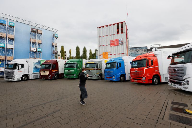 © Reuters. New hydrogen fuel cell truck made by Hyundai is displayed in Luzern