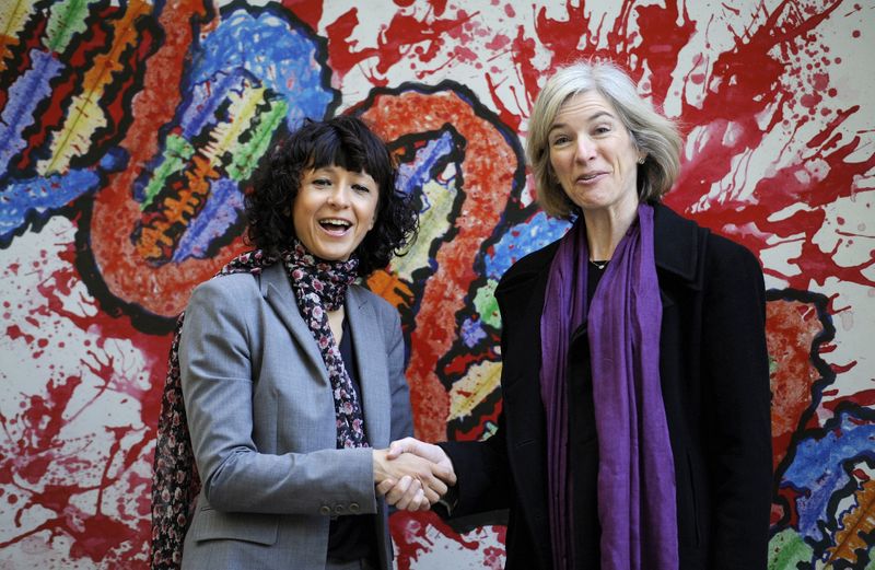 &copy; Reuters. FILE PHOTO: French microbiologist Emmanuelle Charpentier (L) and professor Jennifer Doudna of the U.S. pose for the media during a visit to a painting exhibition by children about the genome, at the San Francisco park in Oviedo