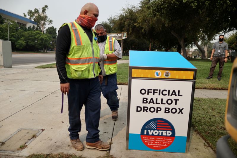 © Reuters. FILE PHOTO: StreetsLA workers install one of 123 Vote by Mail Drop Boxes outside a public library, amid the global outbreak of the coronavirus disease (COVID-19), in Los Angeles