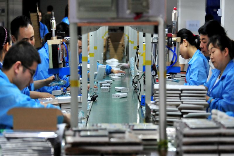 &copy; Reuters. FILE PHOTO: Employees work on a production line manufacturing lithium battery products at a factory in Yichang, Hubei