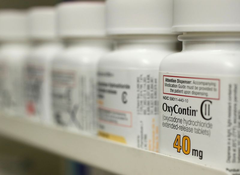&copy; Reuters. FILE PHOTO: Bottles of prescription painkiller OxyContin, 40mg pills, made by Purdue Pharma L.D. sit on a shelf at a local pharmacy in Provo