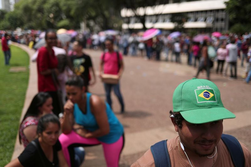 &copy; Reuters. Unemployed people line up to get a password for participation in a job opportunities event in downtown Sao Paulo