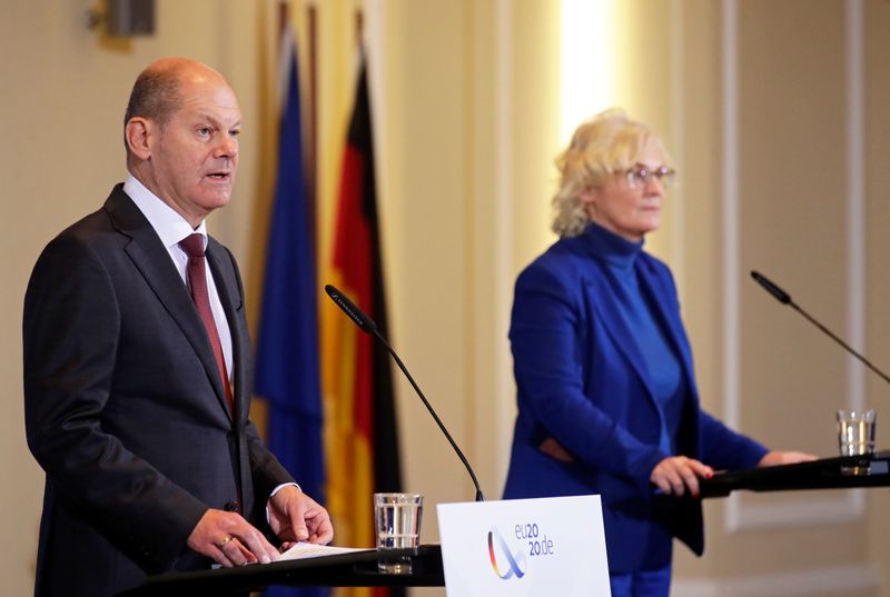 © Reuters. German Finance Minister Scholz and Justice Minister Lambrecht hold news conference in Berlin