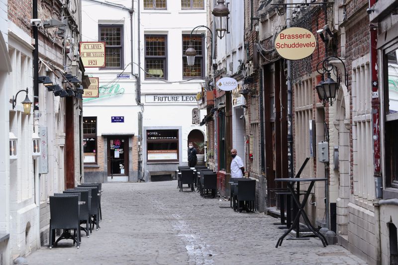 &copy; Reuters. FOTO DE ARCHIVO:  Zona turística de bares y restaurantes en Bruselas vacía tras el fin del confinamiento en junio