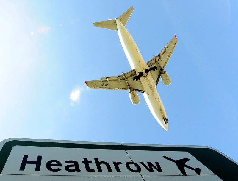 &copy; Reuters. FILE PHOTO: An aircraft comes in to land at Heathrow Airport in west London